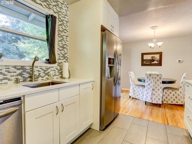 Building Photo - Beautiful 3 Bedroom Ranch Style Home in Cedar Hills with Remodeled Gourmet Kitchen!