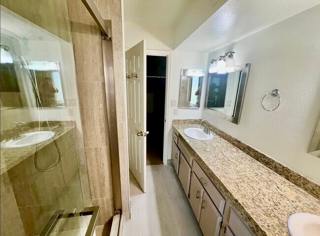 Building Photo - 984 N 85th Pl