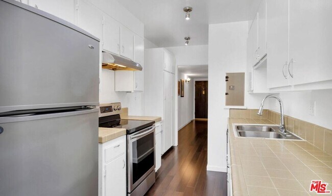 Building Photo - 5845 Doverwood Dr