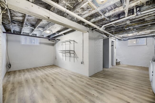 Building Photo - LOCATION LOCATION! Charming and updated bungalow located just west of Wash Park!!  Move in Specia...