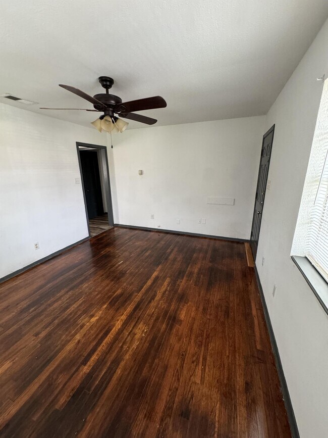 Building Photo - 1806 Mulford St