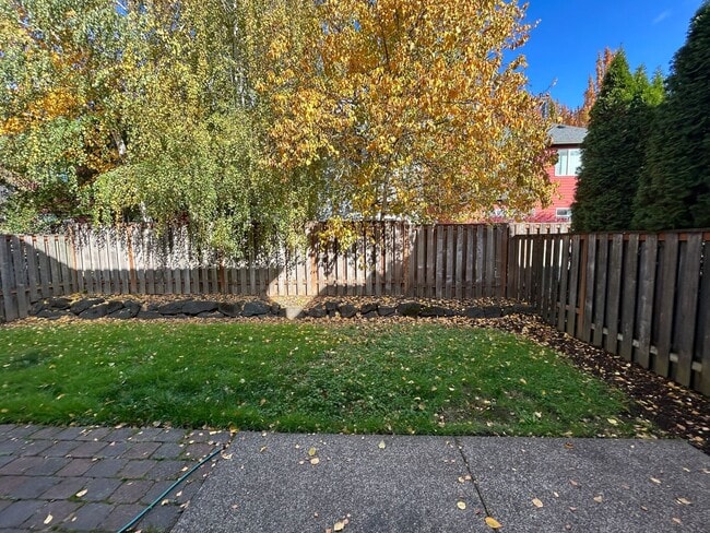 Building Photo - Spacious 4 Bedroom (plus den), 3 Bath Home...