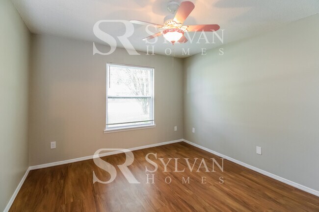 Building Photo - Gorgeous 3BR 2BA home with nice curb appeal