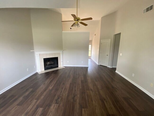 Building Photo - Beautiful Brick Home in Mt Juliet - Pet Fr...