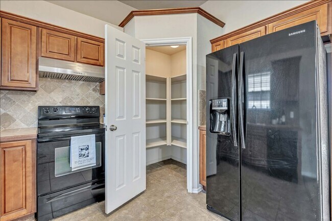 Building Photo - Adorable Cozy Home in Yukon (Mustang Schools)