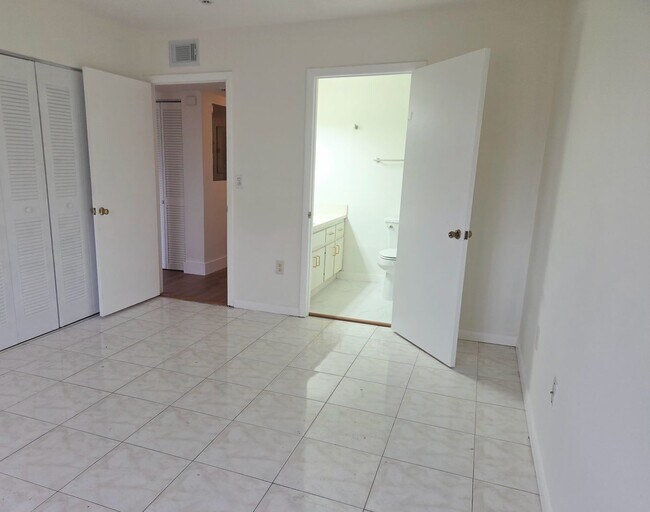 Building Photo - Fully Renovated 3BR/2BA Townhome with New Bathrooms & Fenced Yard