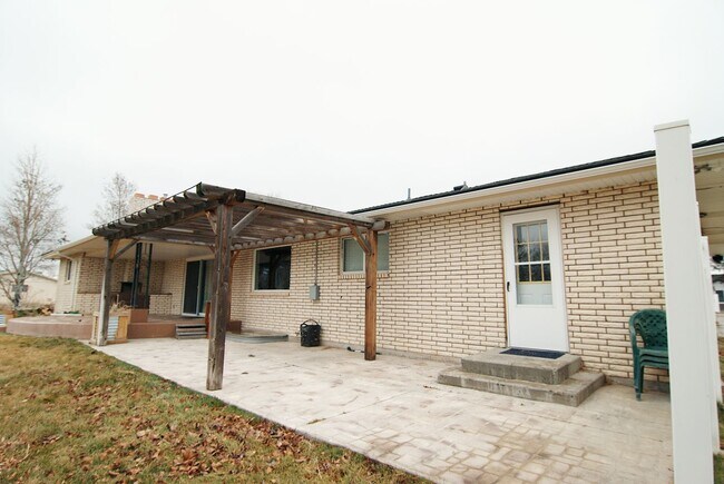 Building Photo - Spacious 6 Bed / 3 Bath Home in Rigby!