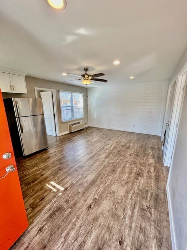 Building Photo - Beautiful Renovated 2bd with Yard