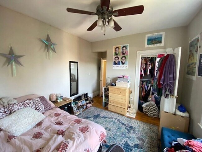 Building Photo - Central Mission Hill Location, Eat-in Kitchen, Massive Bedrooms, 2 Full Bathrooms, Laundry on a Site