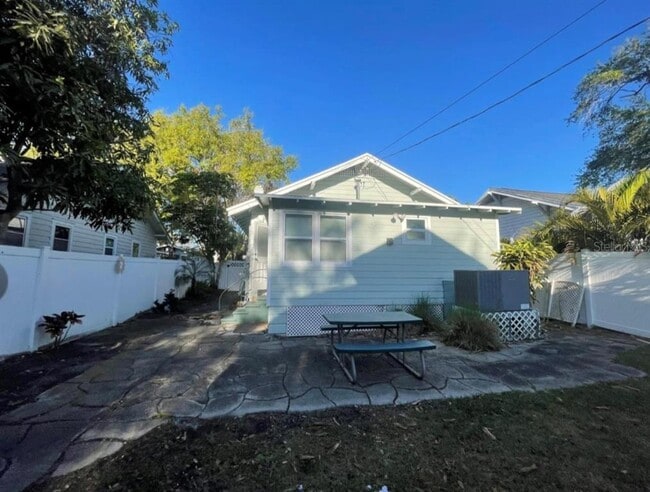 Building Photo - 1231 Highland St N