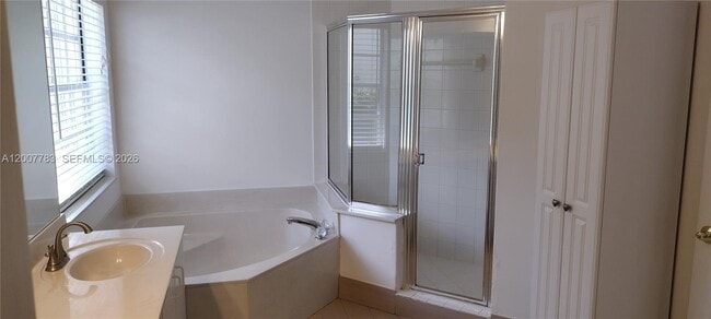 Building Photo - 659 Verona Pl