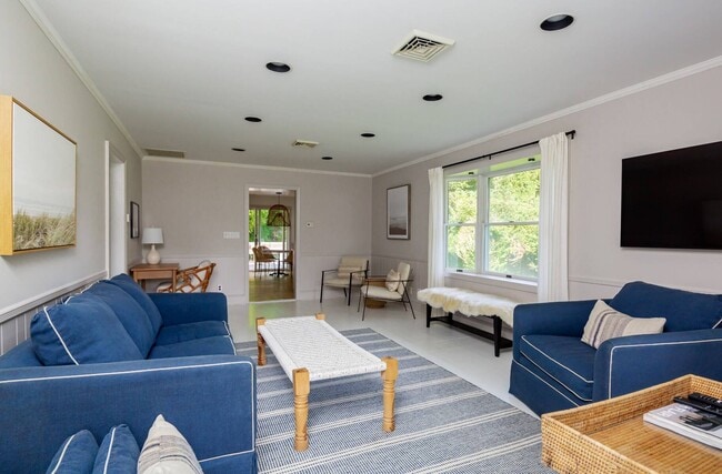 Building Photo - 15 Maidstone Ave