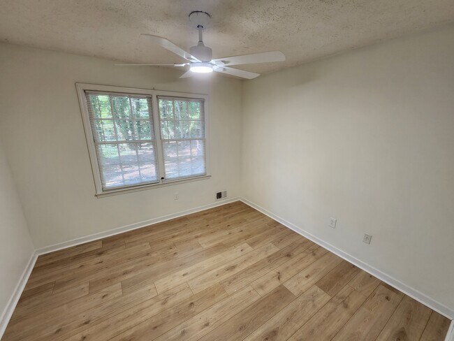 Building Photo - 1130 Woodlands Rd