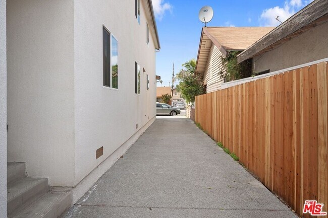 Building Photo - 5912 S Flower St