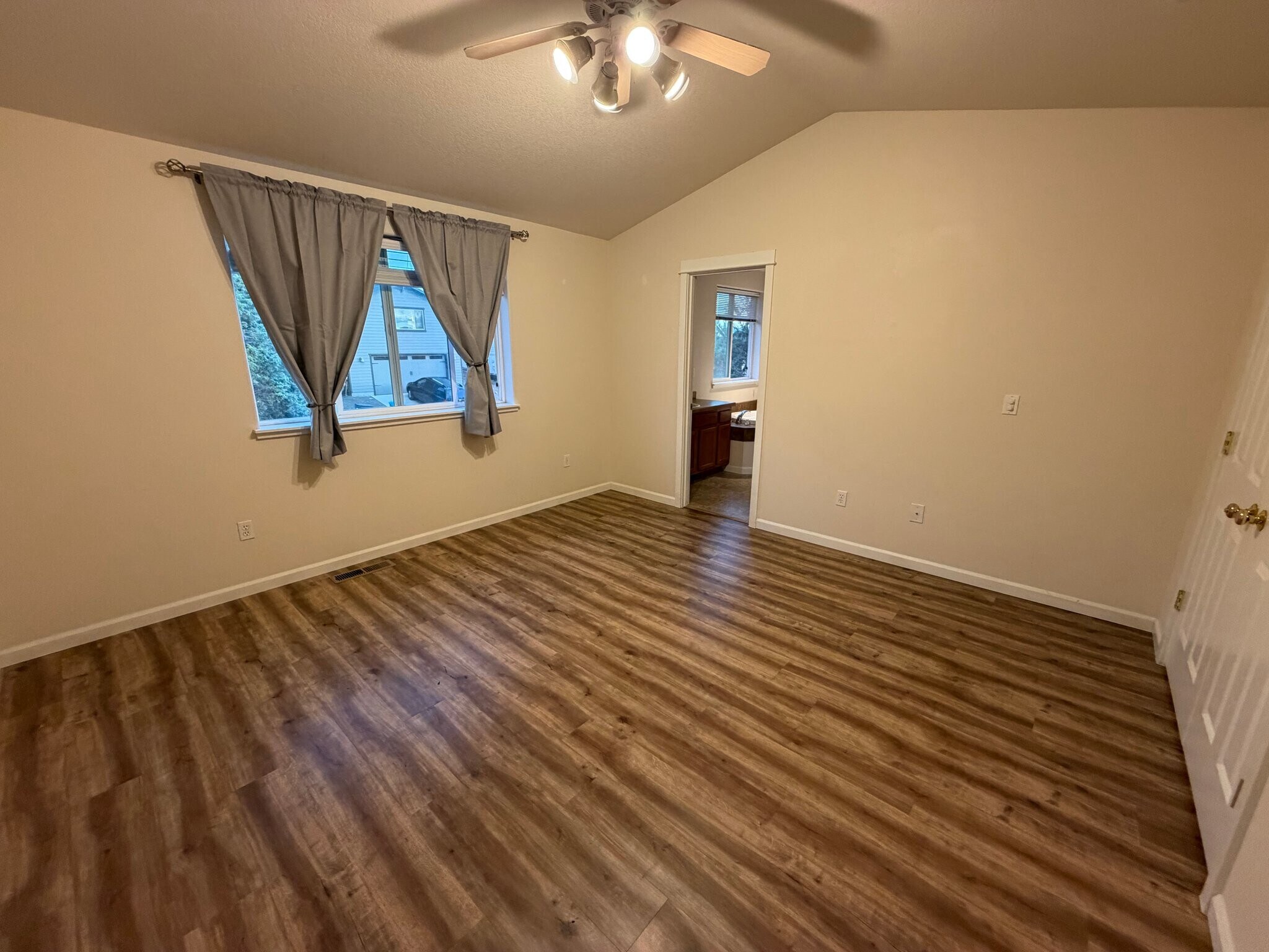 Building Photo - 4120 SW Reindeer Ave