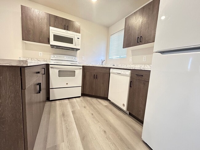 Building Photo - Price reduced!! Fresh and Clean!! 3 bed 2 bath!!