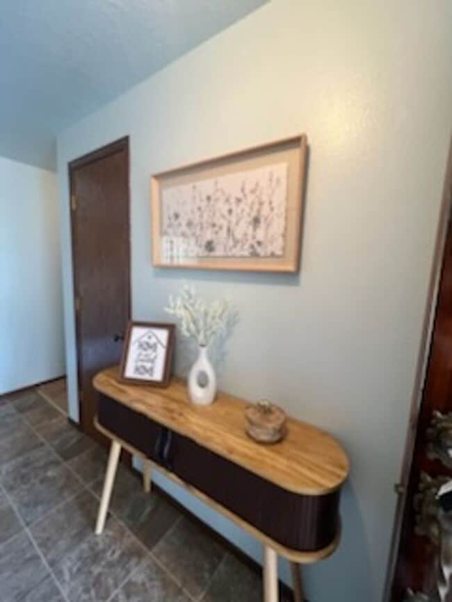Building Photo - 3-Bedroom, 2-Bath Home Convenient Location...