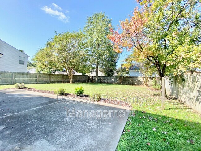 Building Photo - 1319 Pinecroft Ln