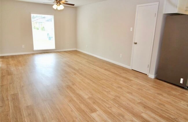 Building Photo - 407 Stadium Ln