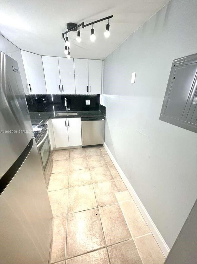 Building Photo - 400 NE 18th Ave