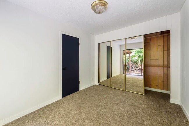 Building Photo - BEAUTIFUL CABIN STYLE HOME ACROSS FROM SILVER LAKE