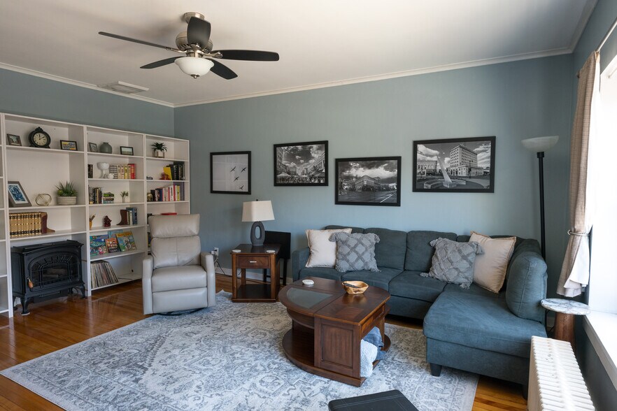 living room - 456 N Main St