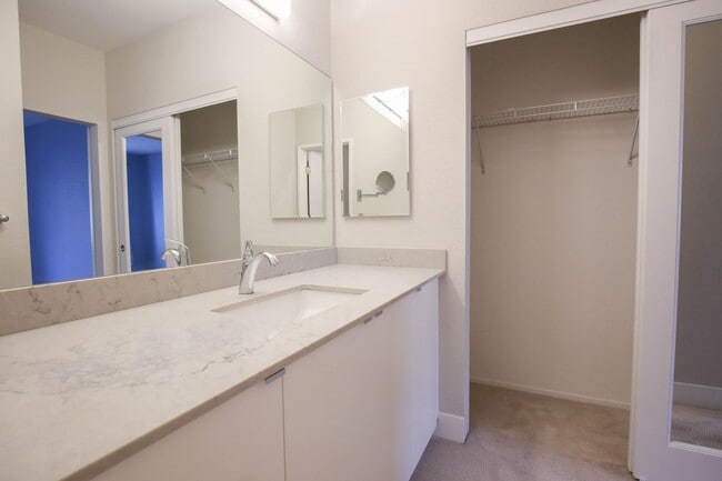 Building Photo - Modern and Clean 2 Bed 2 Bath Condo in Ric...