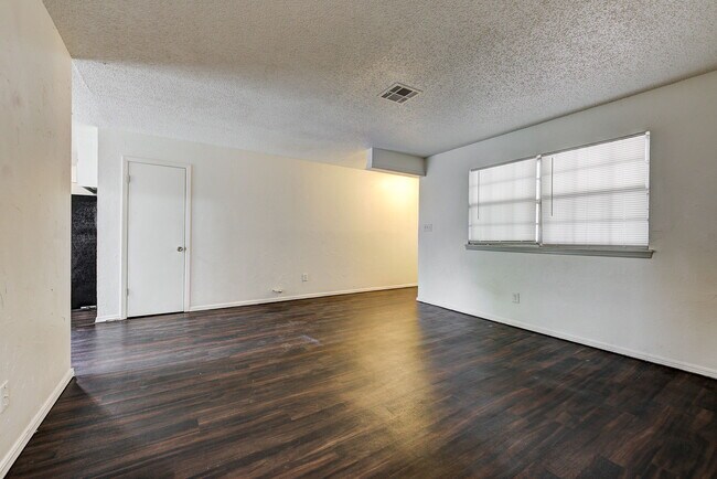 Building Photo - 1627 Surrey Dr