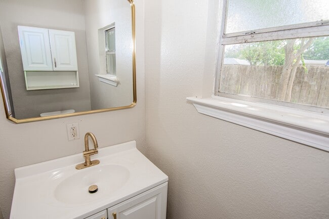 Building Photo - 2611 Ashington Dr