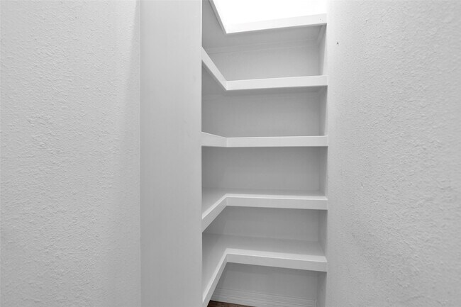 Building Photo - 111 Cove Pl