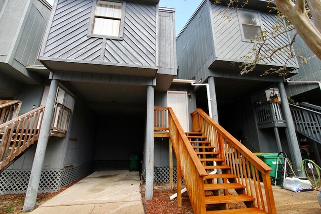 Primary Photo - 200 White St