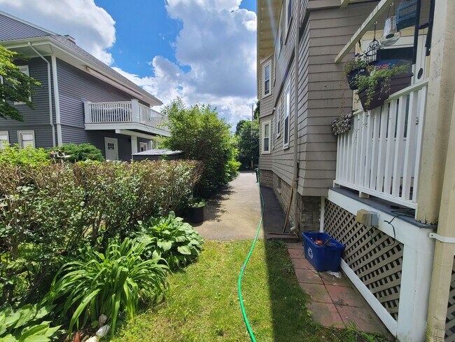 Building Photo - Parking - Free Laundry - Deck - Yard