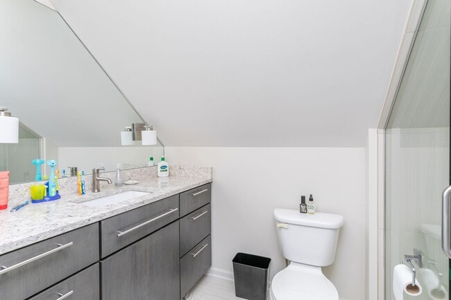 Building Photo - 5 Bed 3 Bath Home