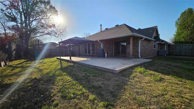 Building Photo - 1225 NW 198th St