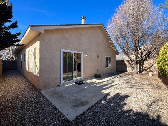 Building Photo - Spacious 3 Bedroom 2 Bathroom Home In The NE!