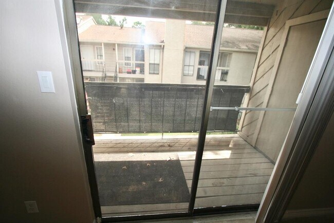 Building Photo - 17331 Red Oak Dr