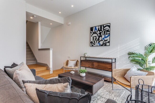 Building Photo - Henderson Ave Townhome with Rooftop Skyline Views