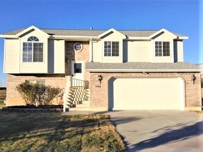 Building Photo - 340 W Oaks Dr
