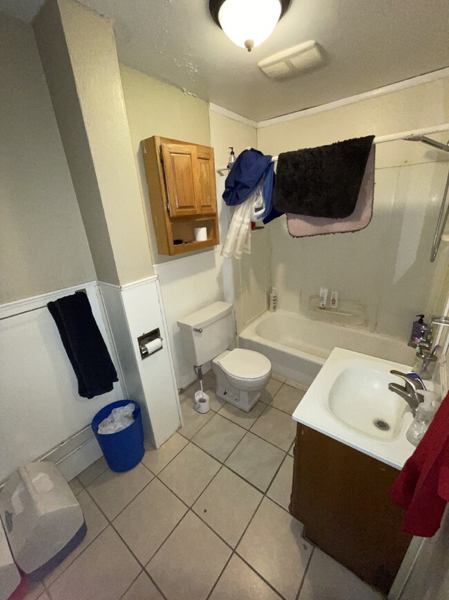 Building Photo - FREE OF SECURITY DEPOSITS 3 Bed 1 Bath clo...