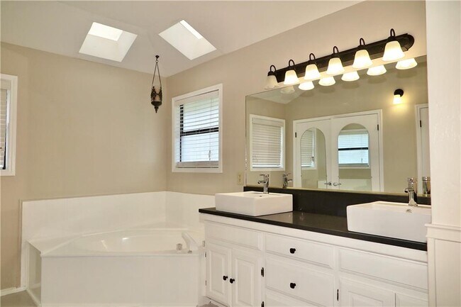 Building Photo - 201 Norwood St W