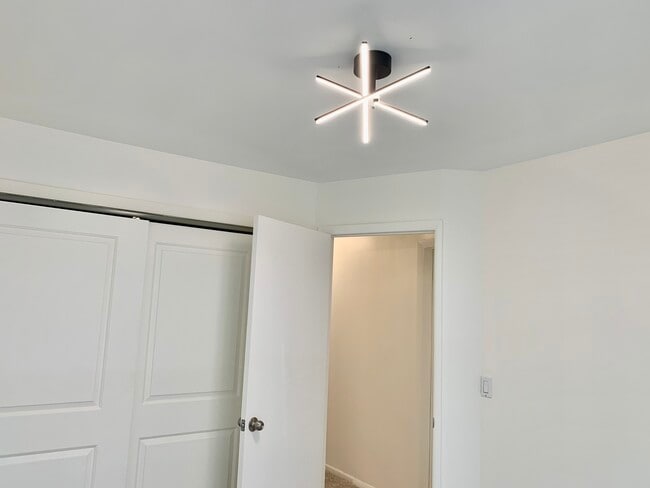 Building Photo - 610 Sturnbridge Ln