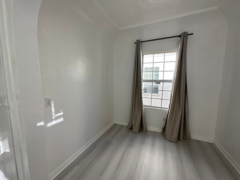 Building Photo - 1600 N Stanley Ave