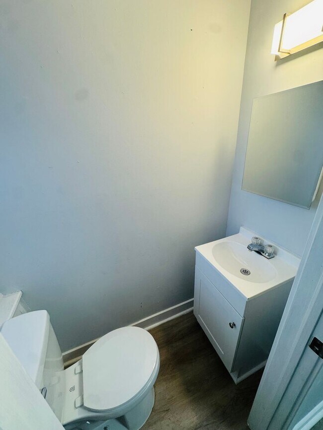 Building Photo - 946 Farson St