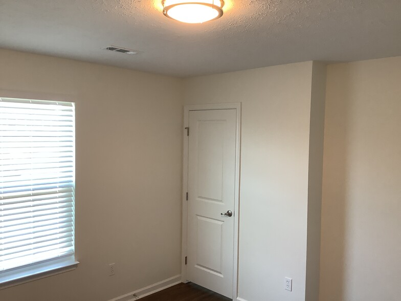 Building Photo - 5283 River Ridge Dr