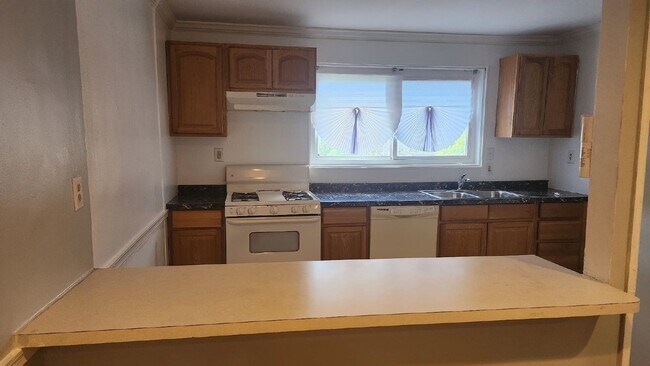 Building Photo - "Charming 3-Bed Home with Modern Amenities in Temple Hills - Ideal Location!"