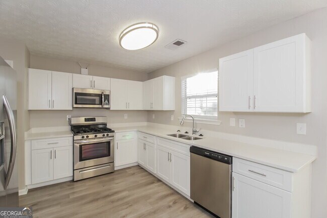 Building Photo - 550 Gardinia Dr