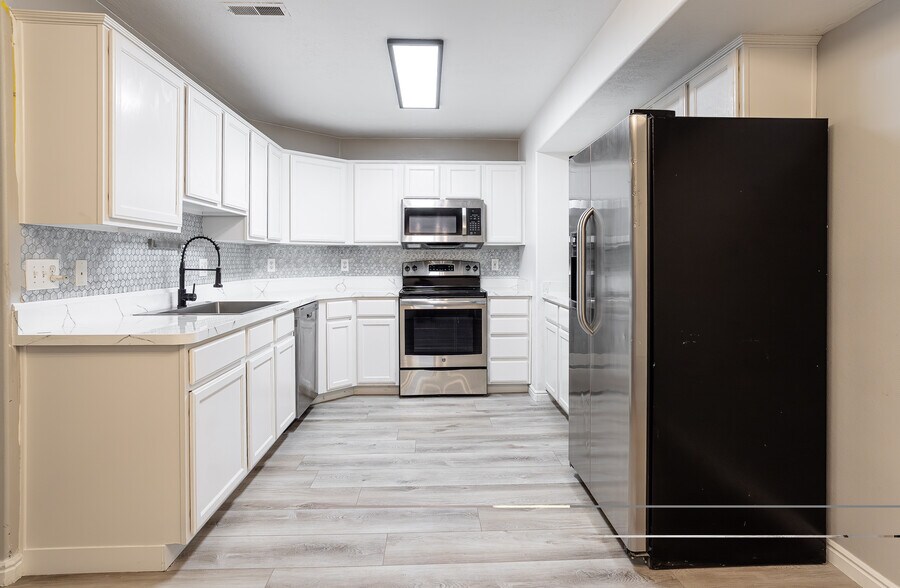 Building Photo - 8084 N Ridge Loop E