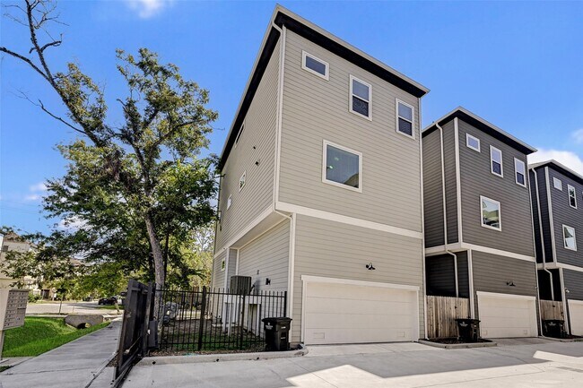 Building Photo - 1302 W 24th St