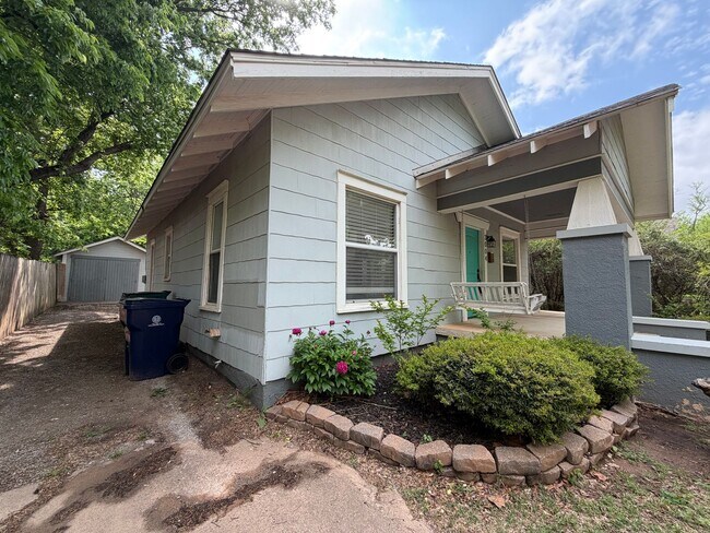 Building Photo - Available Now!!  2 bed 1 bath Near Downtown OKC