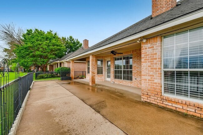 Building Photo - 5930 River Bend Dr